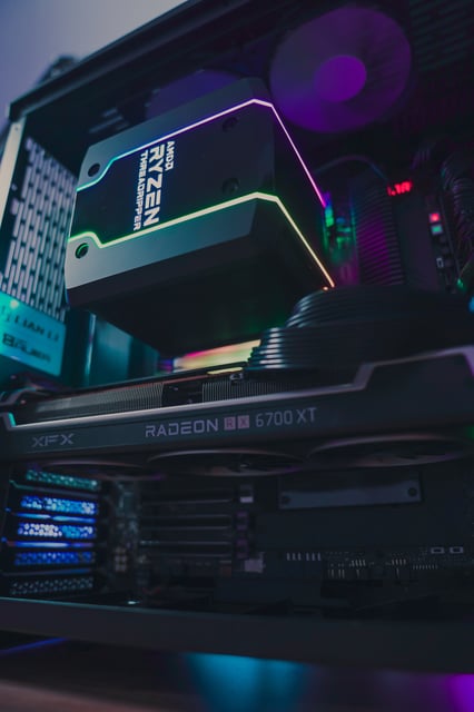 Interior de una PC para estaciones de trabajo de alto rendimiento montada, mostrando componentes de primer nivel como una CPU AMD Threadripper y una GPU Radeon RX 6700 XT.