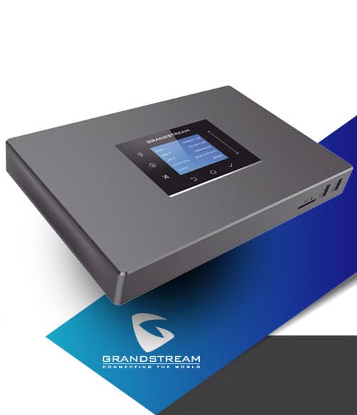Conmutador IP-PBX de Grandstream con pantalla digital activa, representando las soluciones de telefonía IP corporativa y comunicaciones unificadas integradas por Vorak.