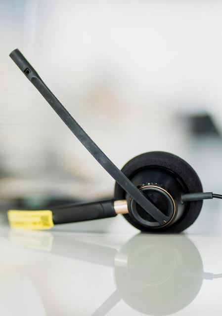 Auricular con micrófono profesional para operador de Call Center, ilustrando soluciones de telefonía IP, diademas de comunicación y equipamiento para centros de atención telefónica de Vorak.