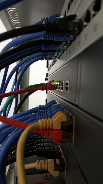 Dispositivo Firewall de seguridad perimetral Cisco instalado en un rack de telecomunicaciones, gestionando y filtrando de forma segura el tráfico de red de la empresa ante amenazas externas.