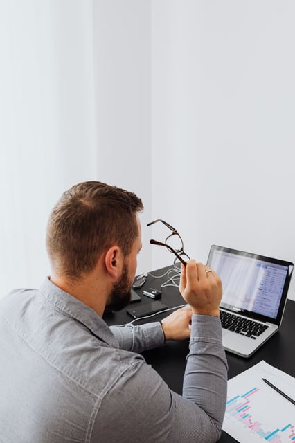 Profesional trabajando desde casa en una oficina moderna bien equipada, demostrando la continuidad laboral y la eficiencia gracias a las soluciones de trabajo remoto y acceso seguro a servidores.