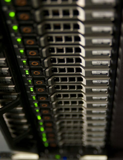 Servidores empresariales de alta virtualización operativos en un centro de datos, representando la seguridad de la información y la continuidad del negocio para tu empresa.